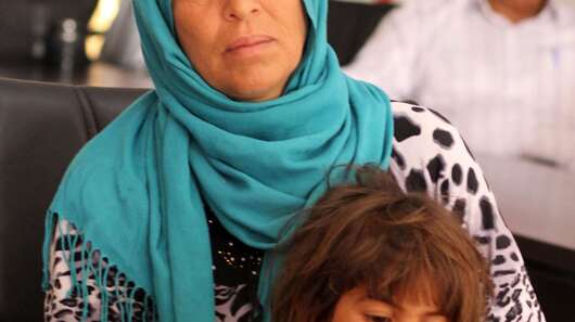 Aya Daoud ist mit ihrer Tochter aus Syrien geflohen. In einem Welthungerhilfe-Projekt in der Türkei baut sie Gurken an.