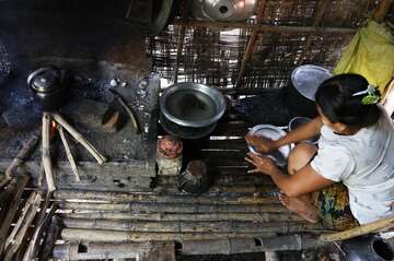 Ma Zin Mar Htwe beim Kochen