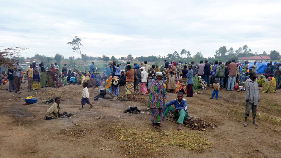 Menschen kommen in einem Flüchtlingscamp an.