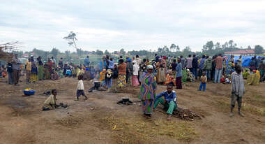Menschen kommen in einem Flüchtlingscamp an.