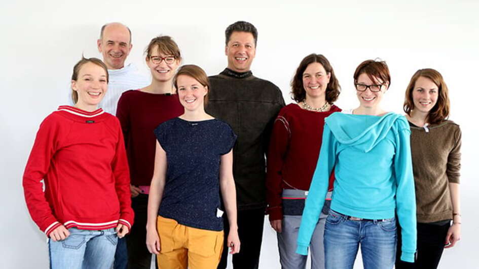 Sechs Frauen und zwei Männder der Welthungerhilfe tragen ihre Kleidung seitenverkehrt mit dem Label nach außen.Mitarbeiter machen mit beim Fashion Revolution Day.