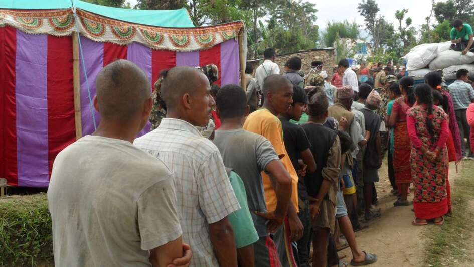 Eine Schlange von Nepalesi, welche für Nothilfegüter anstehen.