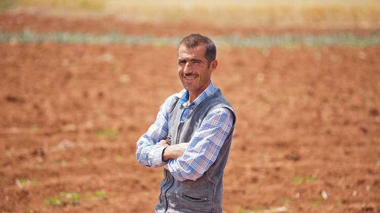 Yaqub Latif vor seinem Feld Yaqub Latif vor seinem Feld