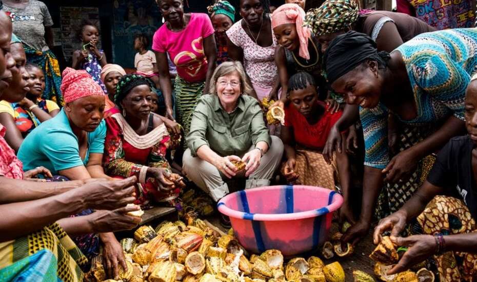 Marlehn Thieme bei einem Projektbesuch in Sierra Leone.