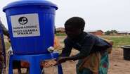 Kinder waschen ihre Hände, Malawi, 2017.