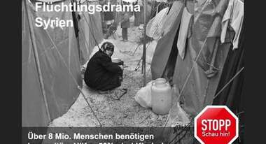 Eine Frau sitzt zwischen Zelten in einem Flüchtlingslager.