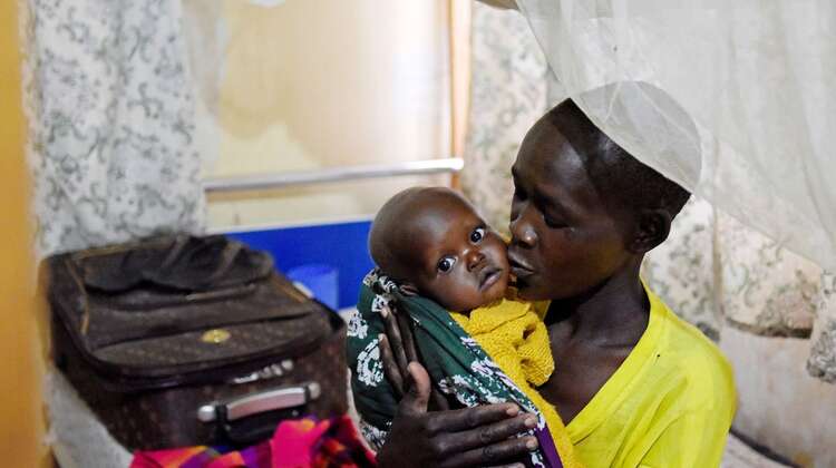 Mutter und Kind im Moroto Hospital in Karamoja. 