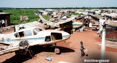 Kaputte, heruntergekommene Flugzeuge dienen als Unterkunft