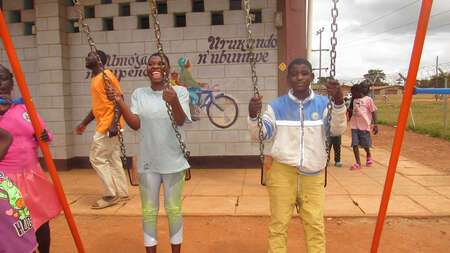 Zwei Kinder spielen auf einer Schaukel, Malawi 2021.