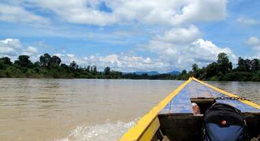 Ein Boot auf einem breiten Fluss
