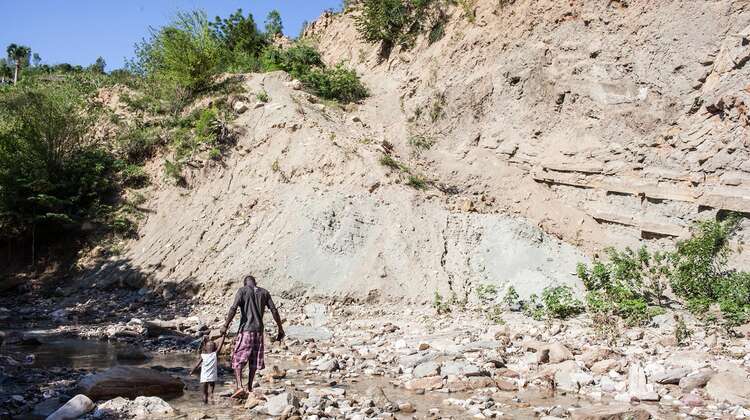 Ein Vater geht mit seinem Kind durch einen Steinbruch.