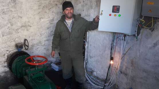 Ein Techniker neben einer Turbine