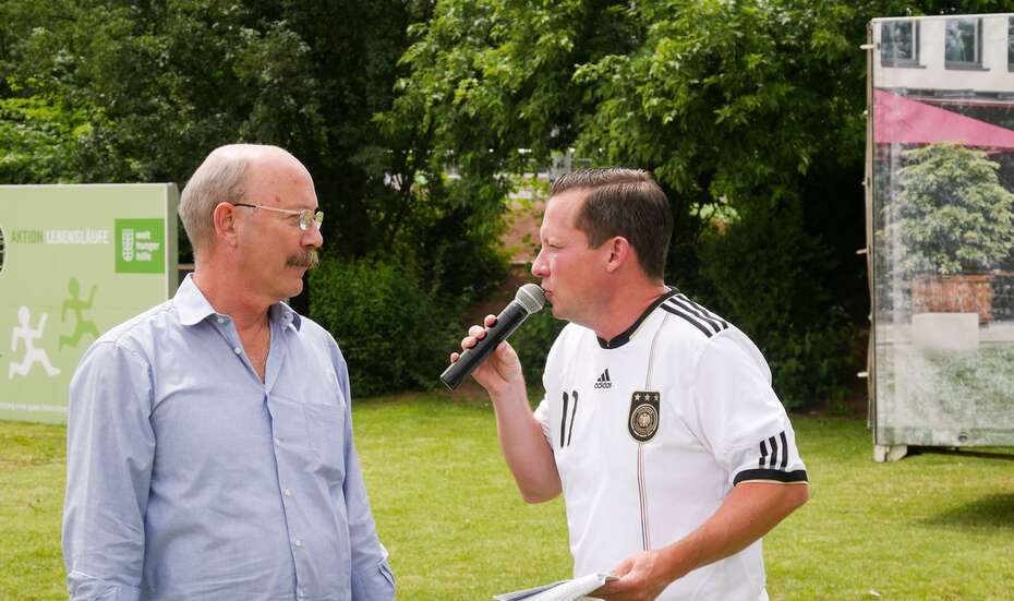 Projektleiter und Gründer der Welthungerhilfe-Fußballschule in der Zentralafrikanischen Republik Georg Doerken (li.) im Gespräch beim #ZeroHunger-FootballCup 2018 in Bonn.