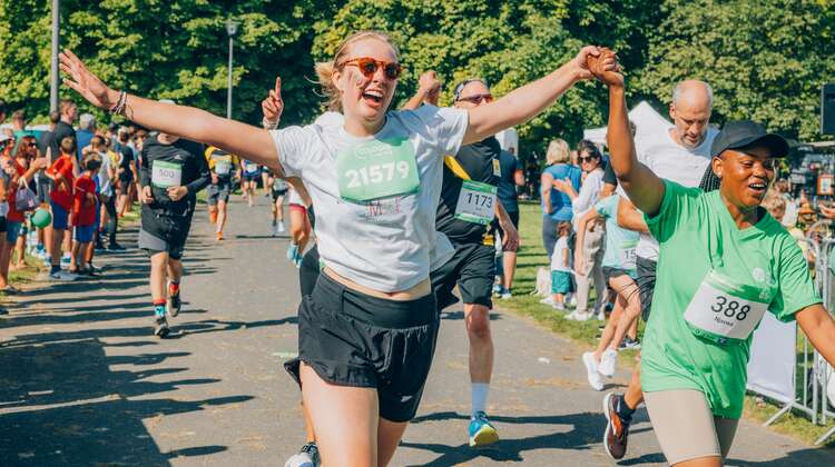 Zu sehen sind zwei jubelnde Frauen, die am Zero Hunger Run teilgenommen haben.