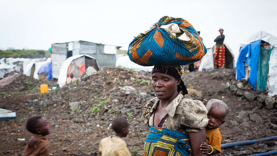Frau mit Baby flüchtet nach Uganda