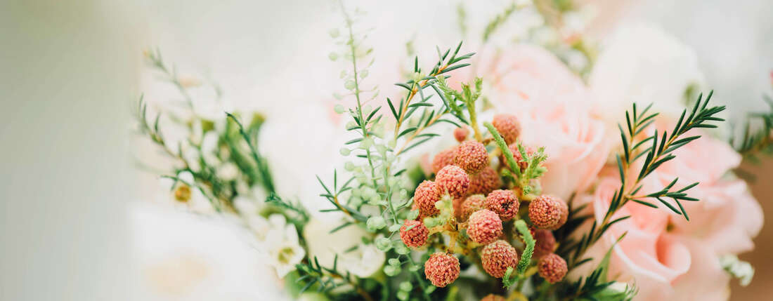 Anlassspende zur Hochzeit: Nahaufnahme einer Braut mit ihrem Brautstrauß