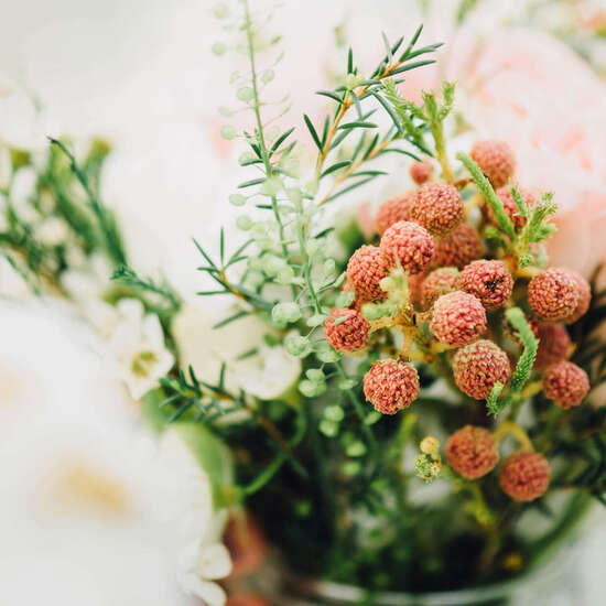 Anlassspende zur Hochzeit: Nahaufnahme einer Braut mit ihrem Brautstrauß