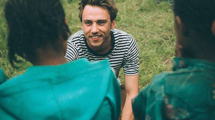 2016 Prominente Clueso Aethiopien Koestlin 3 Prominenter Besuch in Äthiopien: Clueso unterhält sich mit Kindern.