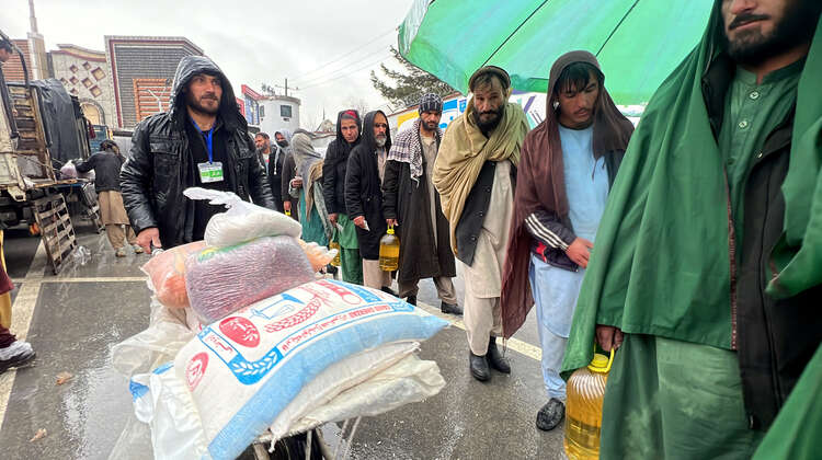 2022-afghanistan-hires-verteilung-maenner-schlange-schubkarre_C_parwiz-sabawoon-welthungerhilfe.jpg Lebensmittelverteilung in Kabul: Männer stehen Schlange, während ein Mann mit einer Schubkarre Säcke mit Bohnen und anderen Lebensmitteln vorbei schiebt.