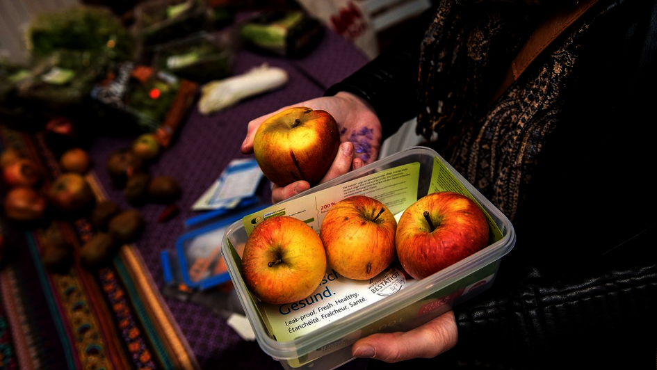 Lebensmittelverschwendung stoppen. Bild: Eine Frischhaltebox mit drei Äpfeln.