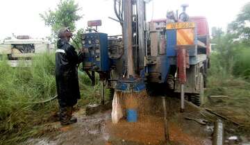 Bohrlöcher werden gebohrt.