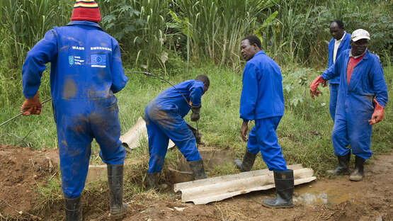Männer reinigen die Abwasserkanälen in Simbabwe