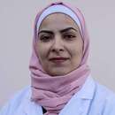 Eine der Frauen, die sich in einer Suppenküche engagiert, schaut stolz in die Kamera.