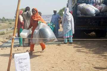 Hilfsgüter werden an Betroffene verteilt.