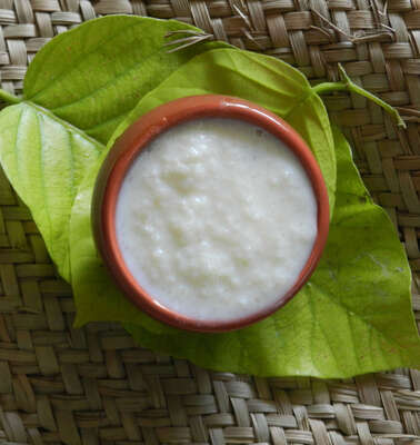 Ein Bild des indischen Gerichts Gondli Kheer.