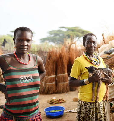 Eine Frau hält eine Ziege auf dem Arm in Moroto, Uganda.