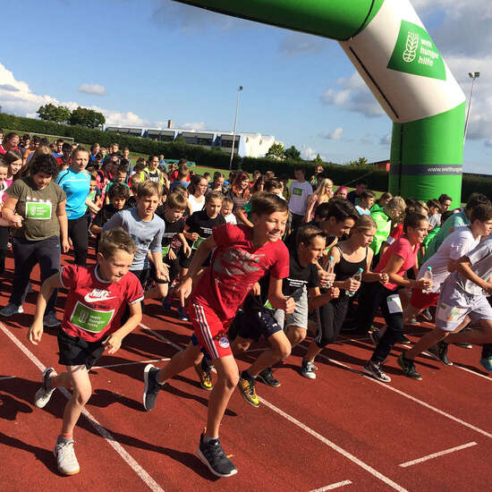 Viele Schülerinnen und Schüler starten den Lauf.