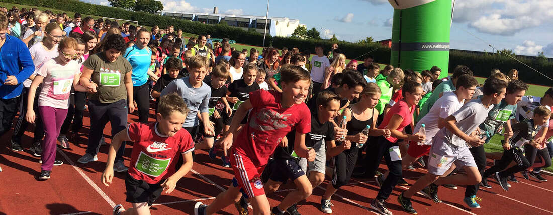 Viele Schülerinnen und Schüler starten den Lauf.