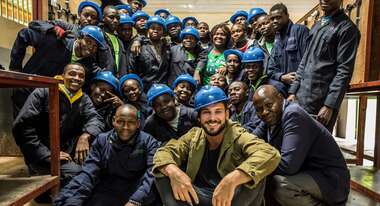 Robert Redweik mit Teilnehmer/innen des "Skill Up!"-Programms im Slum Kibera, Nairobi.