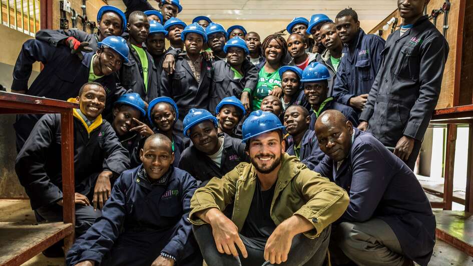 Robert Redweik mit Teilnehmer/innen des "Skill Up!"-Programms im Slum Kibera, Nairobi.