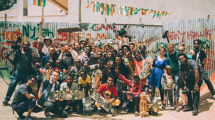 Skateprojekt in Addis. Clueso mit einer Gruppe von Skatern in Addis © Christoph Köstlin
