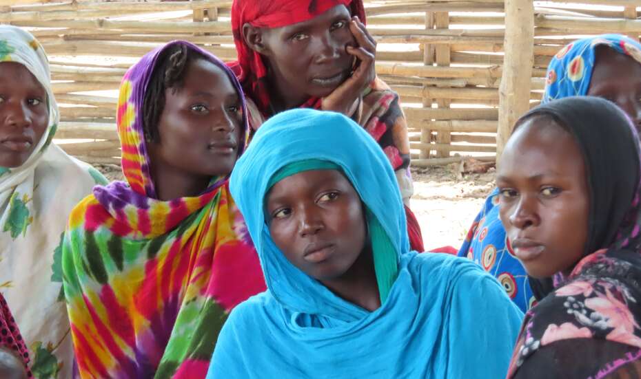 Gruppe von Frauen bei der Verteilung von Saatgut