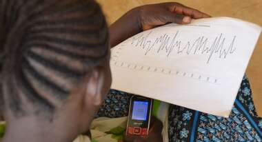 Anbautraining einer Frau, im Klimawandel-Folgen abzufangen