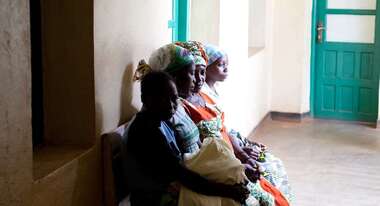 Frauen warten auf Behandlung im Fepsi Krankenhaus