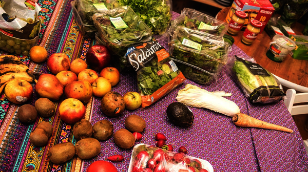 Verschiedene Lebensmittel auf einer Decke.