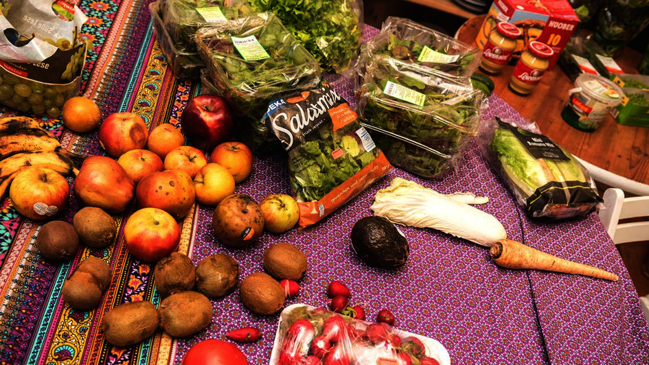 Verschiedene Lebensmittel auf einer Decke.