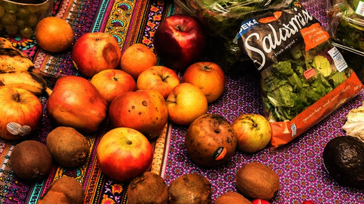 Verschiedene Lebensmittel auf einer Decke.