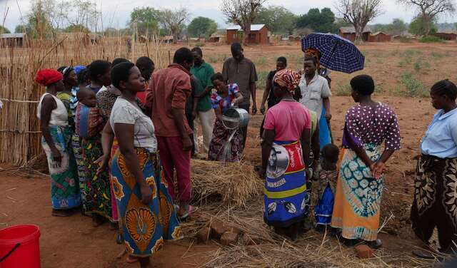 Bäuerinnen in Malawi bei einer Schulung im Freien