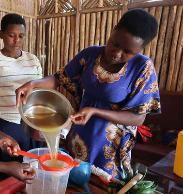Drei Frauen bei der Sirupherstellung.