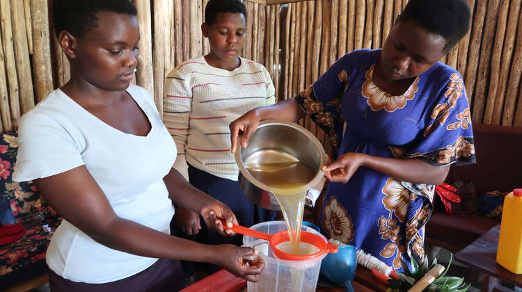 Drei Frauen bei der Sirupherstellung.