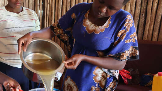 Drei Frauen bei der Sirupherstellung.