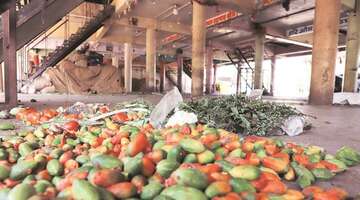 Vegetable market, India, 2020.