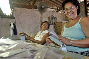 Zwei Frauen packen Pfeffer in Tüten