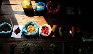 Ein Tisch voll mit Nahrung