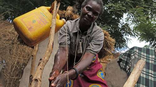 Frau wäscht sich die Hände
