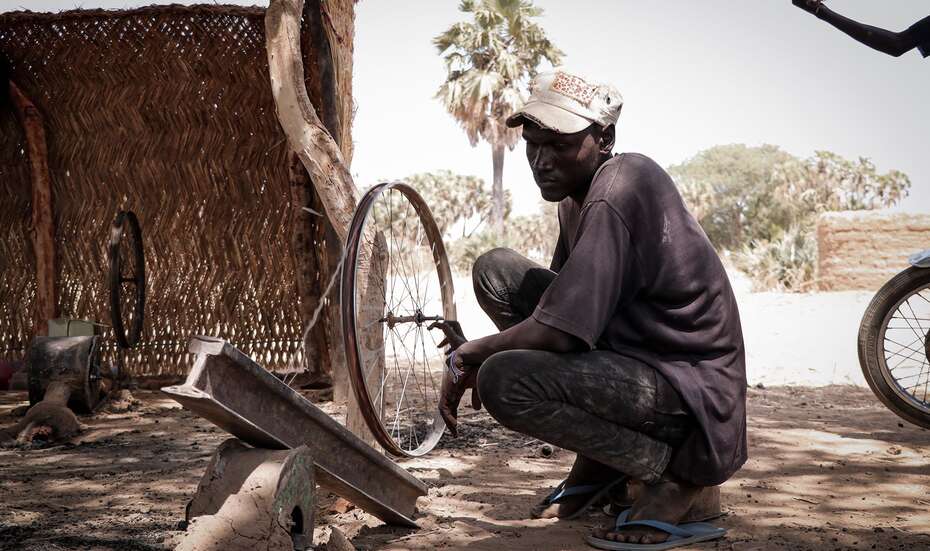 Ein Jugendlicher arbeitet mit bereitgestelltem Werkzeug